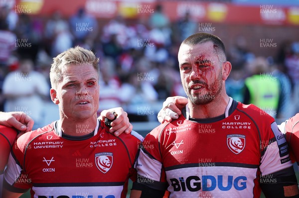 270425 - Gloucester Rugby v Exeter Chiefs - Premiership - Gareth Anscombe and Lewis Ludlow of Gloucester showing their battle scars at full time