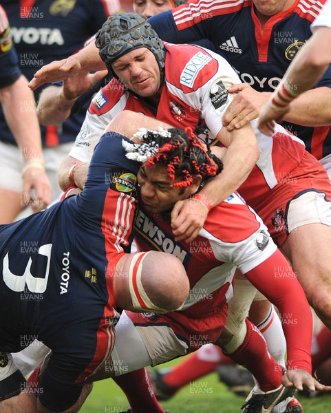 05.04.08 - Gloucester v Munster - Heineken Cup Quarter Final - Gloucester's Lesley Vainikolo is tackled by Munster's John Hayes 