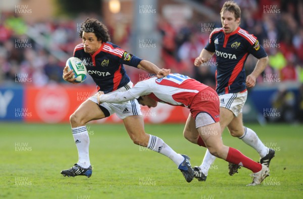 05.04.08 - Gloucester v Munster - Heineken Cup Quarter Final - Munster's Doug Howlett takes on Gloucester's James Simpson-Daniel 