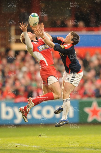 05.04.08 - Gloucester v Munster - Heineken Cup Quarter Final - Gloucester's Olly Morgan beats Munster's Ian Dowling to high ball 