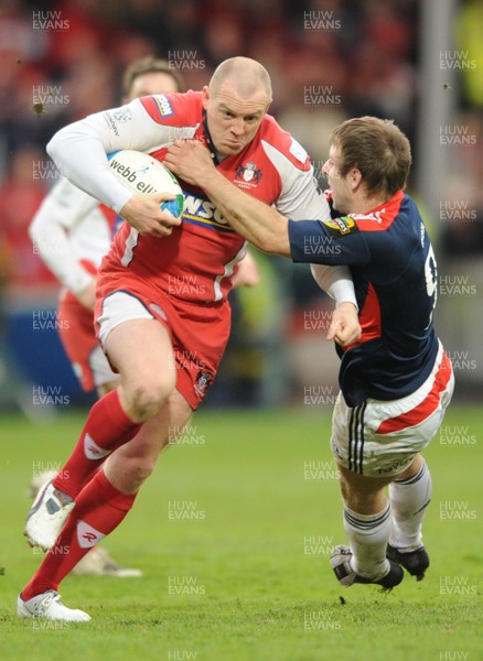 05.04.08 - Gloucester v Munster - Heineken Cup Quarter Final - Gloucester's Mike Tindall is tackled by Munster's Tomas O'Leary 