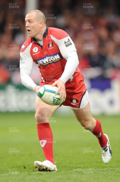 05.04.08 - Gloucester v Munster - Heineken Cup Quarter Final - Gloucester's Mike Tindall looks for support as he makes his return from injury 