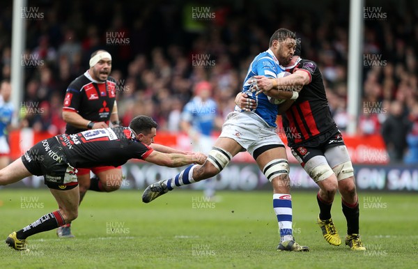 090416 - Gloucester v Newport Gwent Dragons - European Rugby Challenge Cup Quarter Final - Taulupe Faletau of Newport Gwent Dragons is tackled by Tom Marshall and Ben Morgan of Gloucester