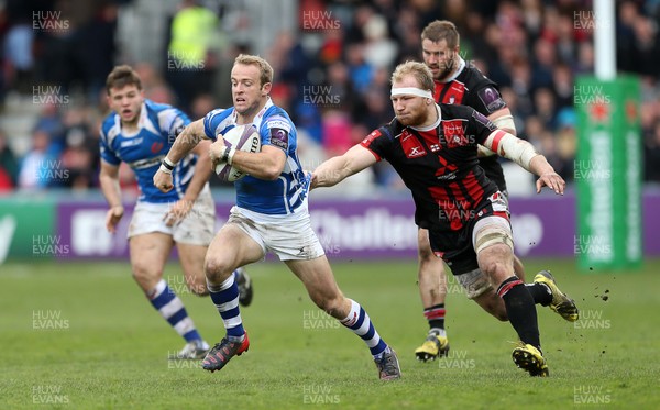 090416 - Gloucester v Newport Gwent Dragons - European Rugby Challenge Cup Quarter Final - Sarel Pretorius of Newport Gwent Dragons breaks past Matt Kvesic of Gloucester