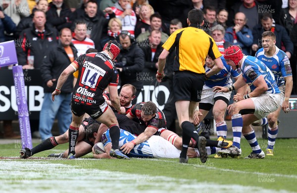 090416 - Gloucester v Newport Gwent Dragons - European Rugby Challenge Cup Quarter Final - Charlie Davies of Newport Gwent Dragons scores a try