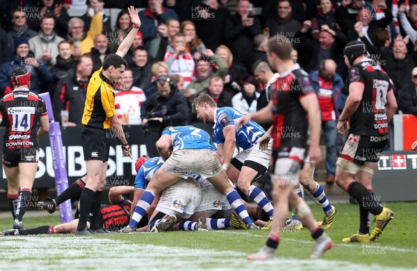 090416 - Gloucester v Newport Gwent Dragons - European Rugby Challenge Cup Quarter Final - Charlie Davies of Newport Gwent Dragons scores a try