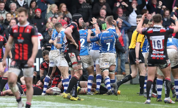 090416 - Gloucester v Newport Gwent Dragons - European Rugby Challenge Cup Quarter Final - Charlie Davies of Newport Gwent Dragons scores a try