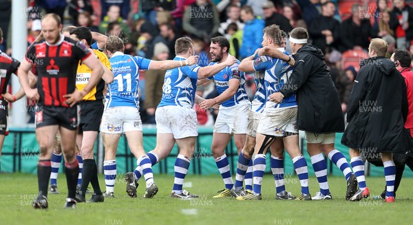 090416 - Gloucester v Newport Gwent Dragons - European Rugby Challenge Cup Quarter Final - Dragons celebrate at full time