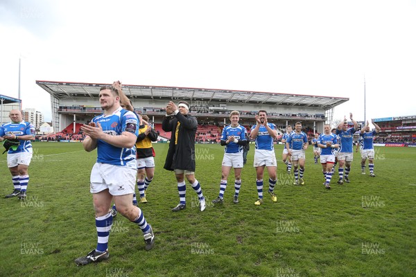 090416 - Gloucester v Newport Gwent Dragons - European Rugby Challenge Cup Quarter Final - Dragons thank the fans at full time