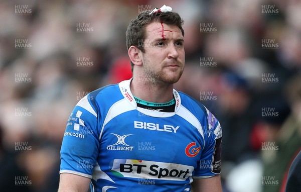 090416 - Gloucester v Newport Gwent Dragons - European Rugby Challenge Cup Quarter Final - Adam Warren of Newport Gwent Dragons comes off the field with a bleeding head