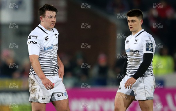 260118 - Gloucester v Ospreys - Anglo-Welsh Cup - Callum Carson and Reuben Morgan-Williams of Ospreys