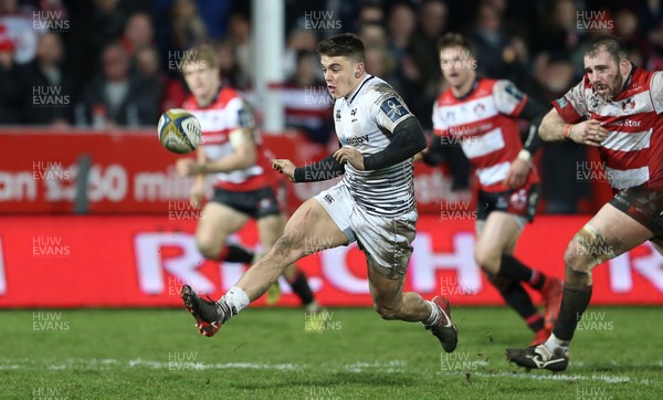 260118 - Gloucester v Ospreys - Anglo-Welsh Cup - Reuben Morgan-Williams of Ospreys chips the ball and goes on to score a try 