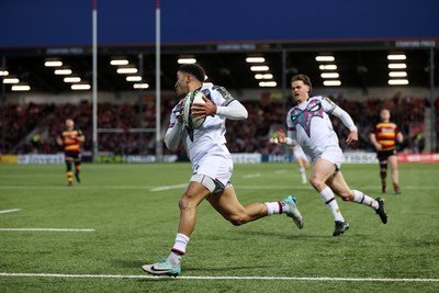 120424 - Gloucester v Ospreys - European Challenge Cup Quarter Final - Keelan Giles of Ospreys runs in to score a try