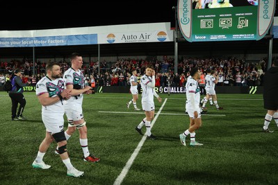 120424 - Gloucester v Ospreys - European Challenge Cup Quarter Final - Ospreys thank the fans at full time