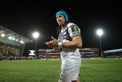 120424 - Gloucester v Ospreys - European Challenge Cup Quarter Final - Justin Tipuric of Ospreys thanks the fans at full time