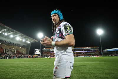 120424 - Gloucester v Ospreys - European Challenge Cup Quarter Final - Justin Tipuric of Ospreys thanks the fans at full time