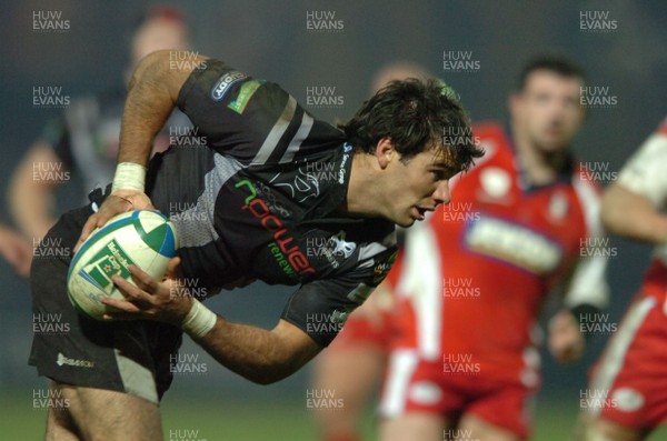 16.11.07 - Gloucester v Ospreys - Heineken Cup - Ospreys Mike Phillips looks for support 