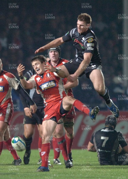 16.11.07 - Gloucester v Ospreys - Heineken Cup - Gloucster's Rory Lawson competes for high ball with Nikki Walker 