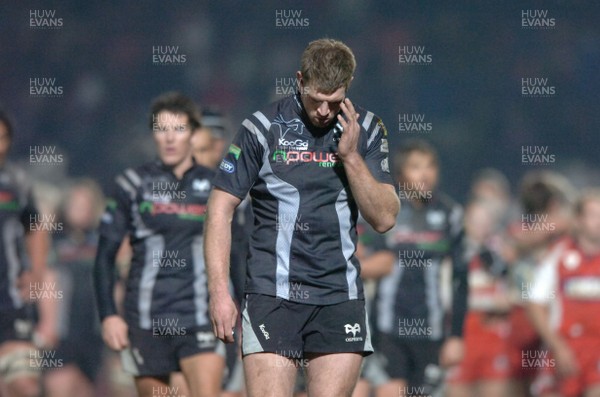 16.11.07 - Gloucester v Ospreys - Heineken Cup - Ospreys Nikki Walker looks dejected at the end of the game 