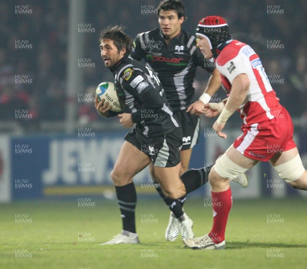 16.11.07  Gloucester v Ospreys Ospreys' Gavin Henson runs past Glos' Luke Narraway 