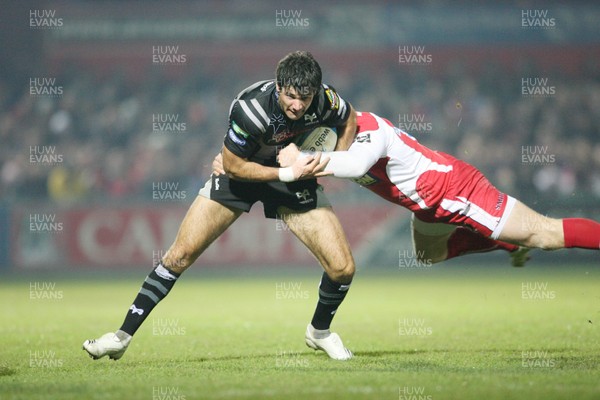 16.11.07  Gloucester v Ospreys Ospreys' Mike Phillips is tackled by Glos' Mike Tindall 