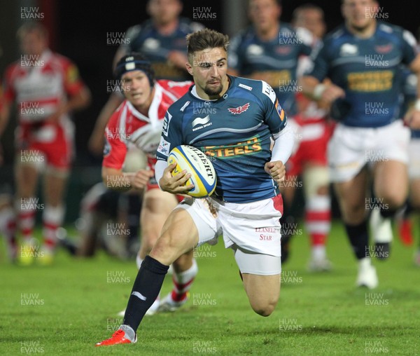 300813 - Gloucester v Scarlets - Preseason Friendly -Scarlets Jordan Williams makes a break