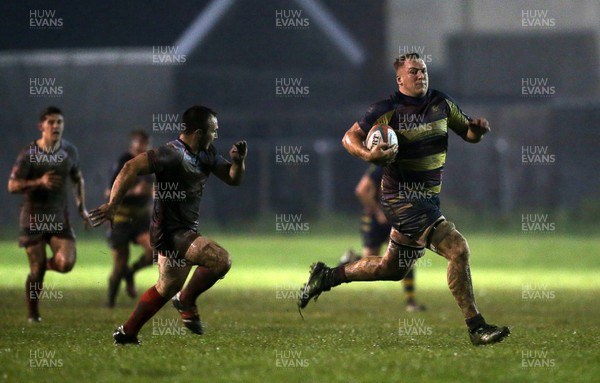 220917 - Glynneath RFC v Cardiff Met - WRU National Championship - Alex Dombrandt of Cardiff Met makes a break