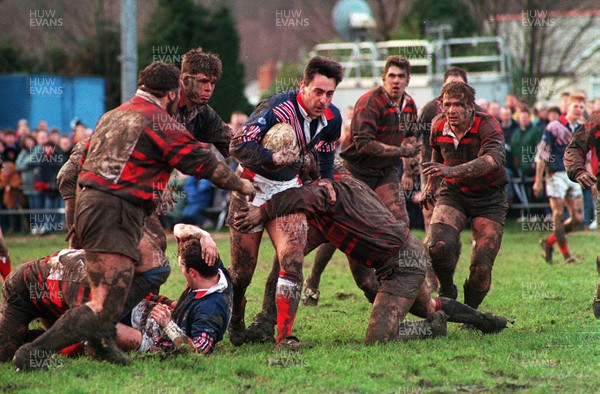 280195 - Glynneath v Llanelli - Nigel Davies of Llanelli breaks through