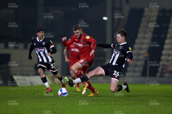 081220 - Grimsby Town v Newport County - Sky Bet League 2 - Grimsby's Terry Taylor challenges Newport's Brandon Cooper