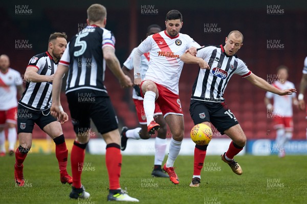 130118 - Grimsby Town v Newport County - Sky Bet League Two -  Newport's Padraig Amond challenges Grimsby's Luke Summerfield