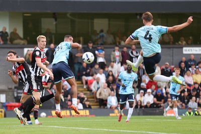 160825 - Grimsby Town v Newport County - Sky Bet League 2 - Matt Baker of Newport scores the equaliser to make it 1-1