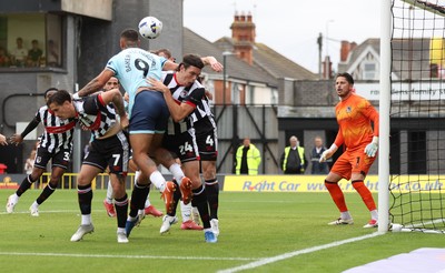 160825 - Grimsby Town v Newport County - Sky Bet League 2 - Courtney Baker-Richardson of Newport is crowded out in the goalmouth