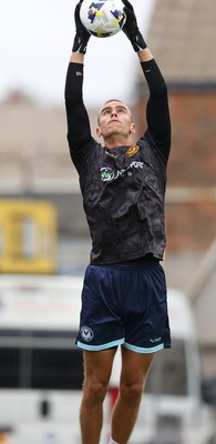 160825 - Grimsby Town v Newport County - Sky Bet League 2 - Goalkeeper Nik Tzanev of Newport
