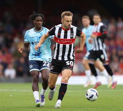 160825 - Grimsby Town v Newport County - Sky Bet League 2 - Habeeb Ogunneye of Newport and Charles Vernam of Grimsby Town