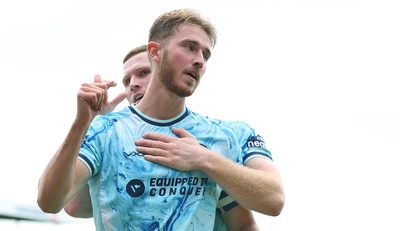 160825 - Grimsby Town v Newport County - Sky Bet League 2 - Matt Baker of Newport celebrates goal with Lee Jenkins of Newport