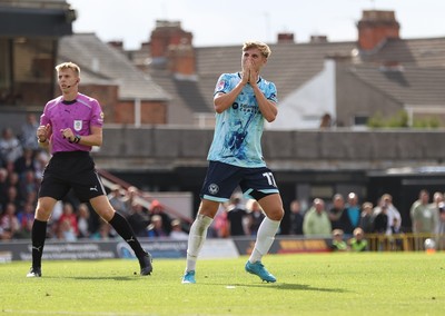 160825 - Grimsby Town v Newport County - Sky Bet League 2 - Tom Davies of Newport shows disappointment as shot goes wide