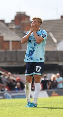 160825 - Grimsby Town v Newport County - Sky Bet League 2 - Tom Davies of Newport shows disappointment as shot goes wide