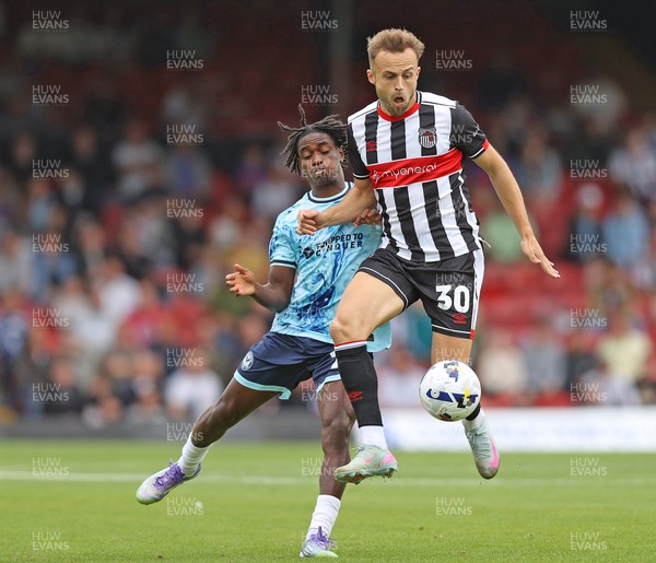 160825 - Grimsby Town v Newport County - Sky Bet League 2 - Habeeb Ogunneye of Newport loses ball to Charles Vernam of Grimsby Town