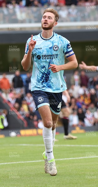 160825 - Grimsby Town v Newport County - Sky Bet League 2 - Matt Baker of Newport celebrates after scoring equaliser