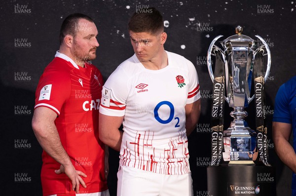 230123 - Guinness 6 Nations Launch at County Hall, London - Wales Captain Ken Owens and England Captain Owen Farrell at the open photo call with the trophy