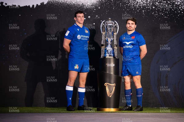 230123 - Guinness 6 Nations Launch at County Hall, London - Italy Captain Michele Lamaro and France Captain Antoine Dupont at the open photo call with the trophy