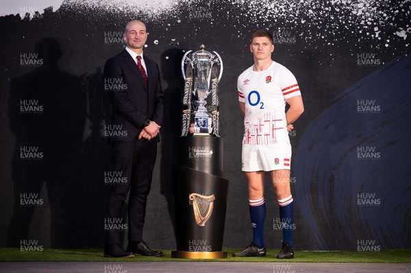 230123 - Guinness 6 Nations Launch at County Hall, London - England Head Coach Steve Borthwick and England Captain Owen Farrell at the open photo call with the trophy