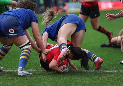 010124 - Gwalia Lightning v Brython Thunder, Celtic Challenge - Meg Davies of Brython Thunder scores try