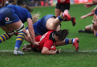 010124 - Gwalia Lightning v Brython Thunder, Celtic Challenge - Meg Davies of Brython Thunder scores try