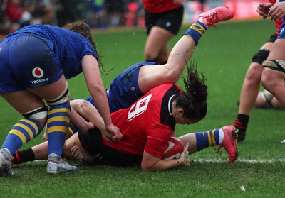 010124 - Gwalia Lightning v Brython Thunder, Celtic Challenge - Meg Davies of Brython Thunder scores try