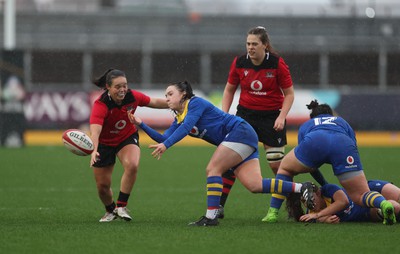 010124 - Gwalia Lightning v Brython Thunder, Celtic Challenge - Sian Jones of Gwalia Lightning is challenged by Meg Davies of Brython Thunder