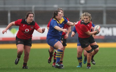 010124 - Gwalia Lightning v Brython Thunder, Celtic Challenge - Alex Callender of Brython Thunder charges forward as Abbey Constable of Gwalia Lightning challenges