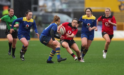 010124 - Gwalia Lightning v Brython Thunder, Celtic Challenge - Meg Davies of Brython Thunder breaks away