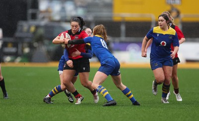 010124 - Gwalia Lightning v Brython Thunder, Celtic Challenge - Meg Davies of Brython Thunder breaks away