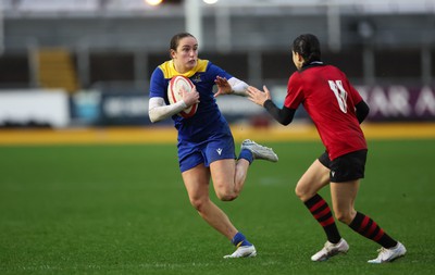 010124 - Gwalia Lightning v Brython Thunder, Celtic Challenge - Nel Metcalfe of Gwalia Lightning holds off Eleanor Hing of Brython Thunder